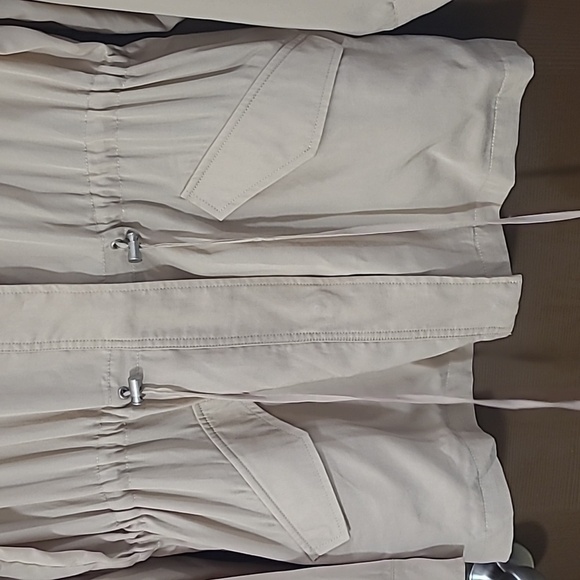 Banana Republic Factory cream lightweight snap front gathered waist  jacket - Picture 3 of 5